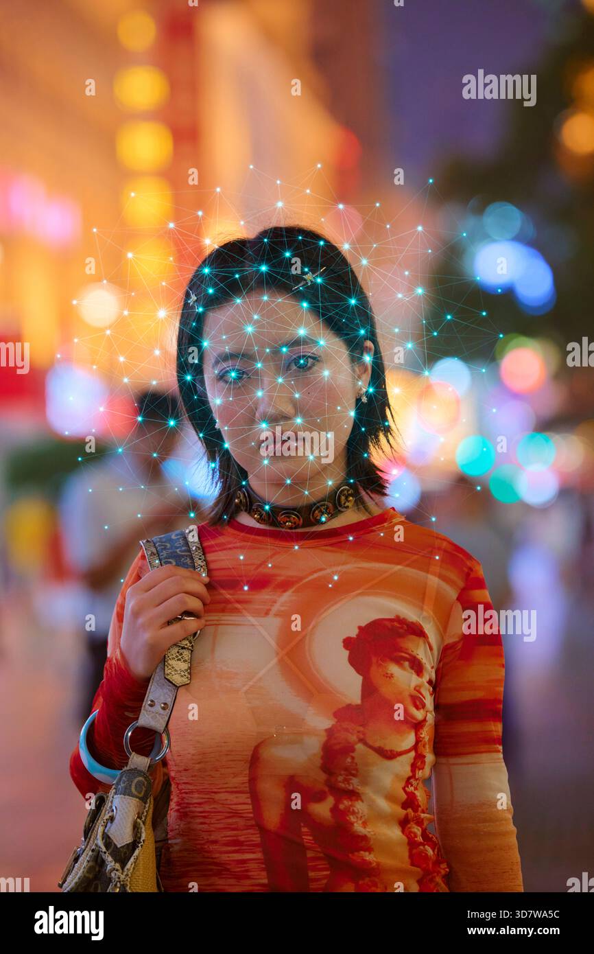 Frau auf der Straße mit digitalem Gesichtserkennungsgitter und unscharfen bunten Lichtern. Shanghai, China Stockfoto