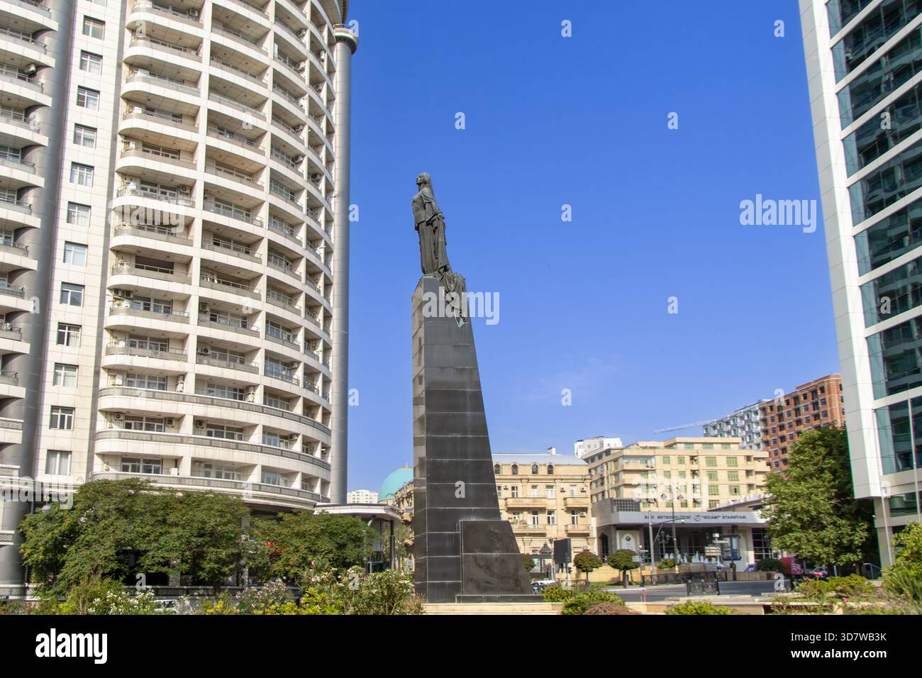 Statue einer befreiten Frau (Azad qad n heykeli auf Aserbaidschanisch) in Baku, Aserbaidschan. Es wurde vom Bildhauer Fuad Abdurahmanov geschaffen und enthüllt Stockfoto