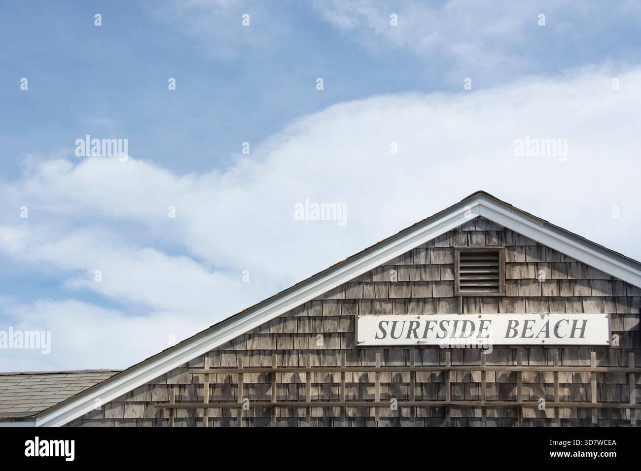 Surfside Beach Schild auf Holzgebäude Stockfoto