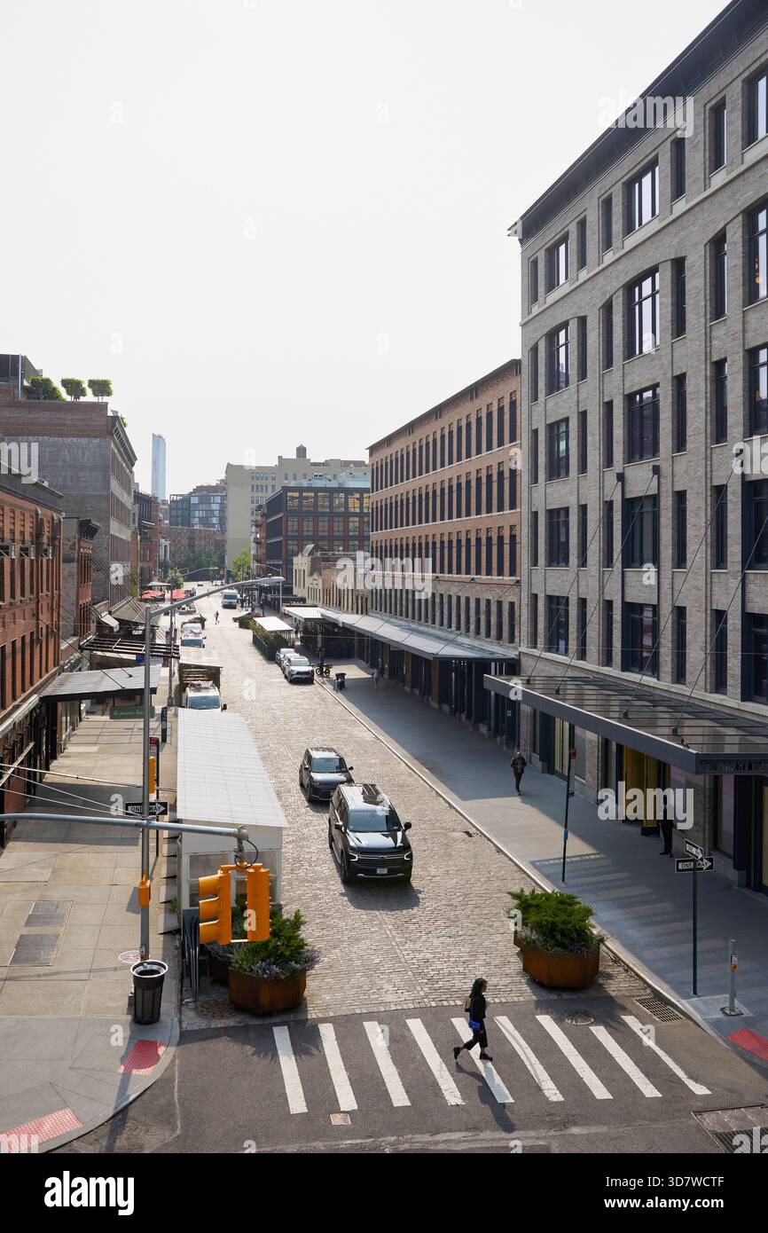 Blick aus einem hohen Winkel auf Zebraüberquerung und Autos auf der Straße Stockfoto