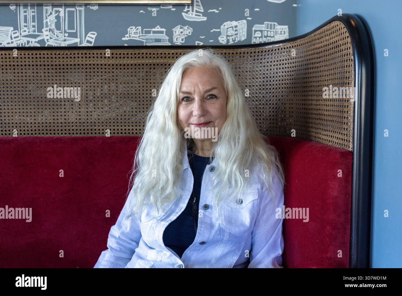 Porträt einer Frau mit langen weißen Haaren, die im Restaurant sitzt Stockfoto