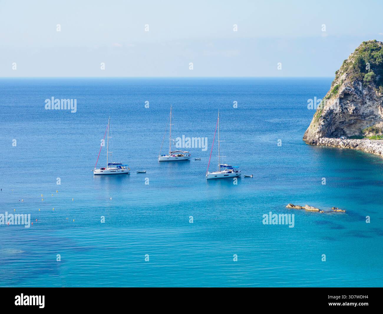 Drei Segelboote vor Anker in der Paleokastritsa Bay Stockfoto