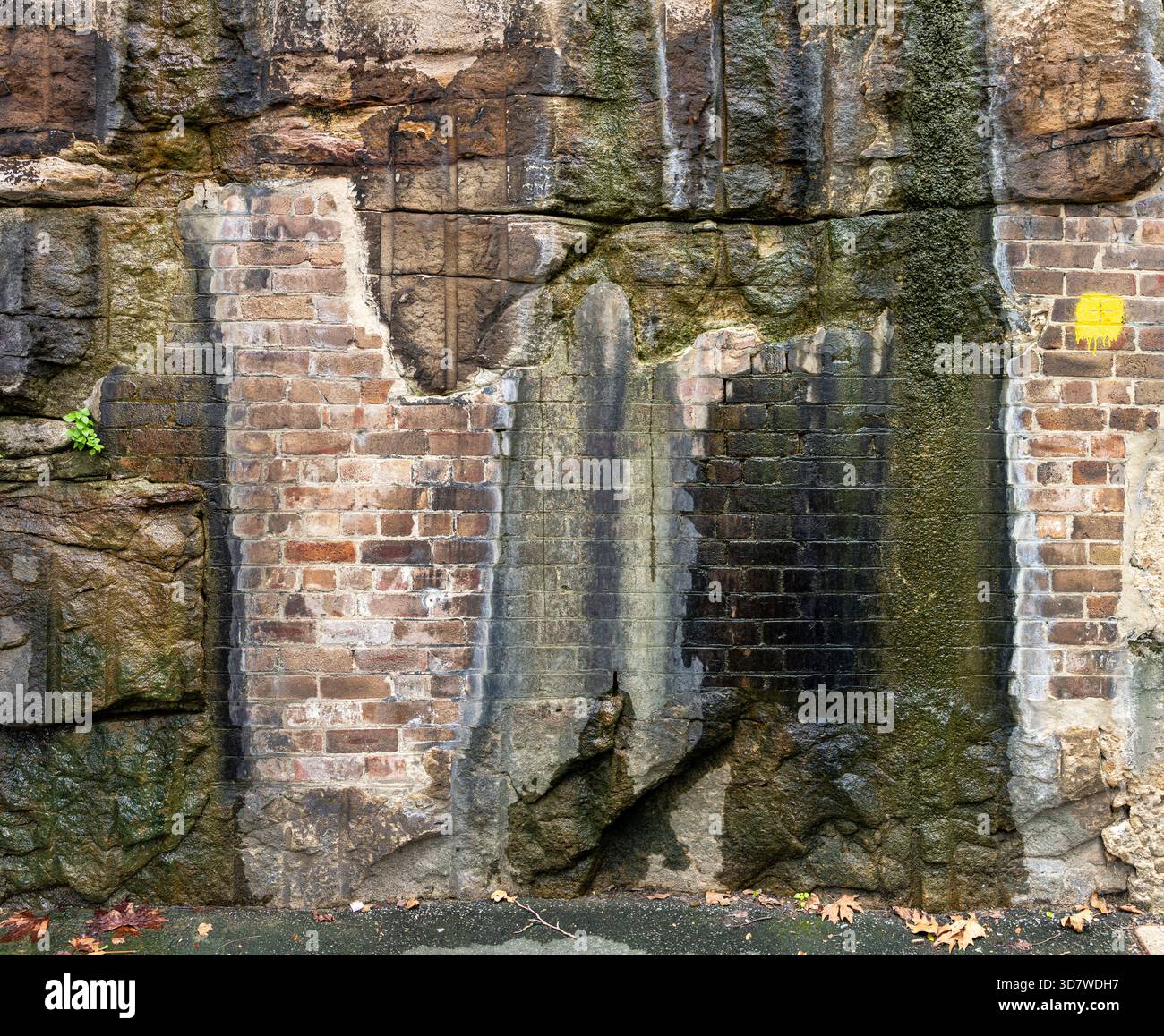Mischmaterialwand mit Wasser, das nach unten tropft Stockfoto