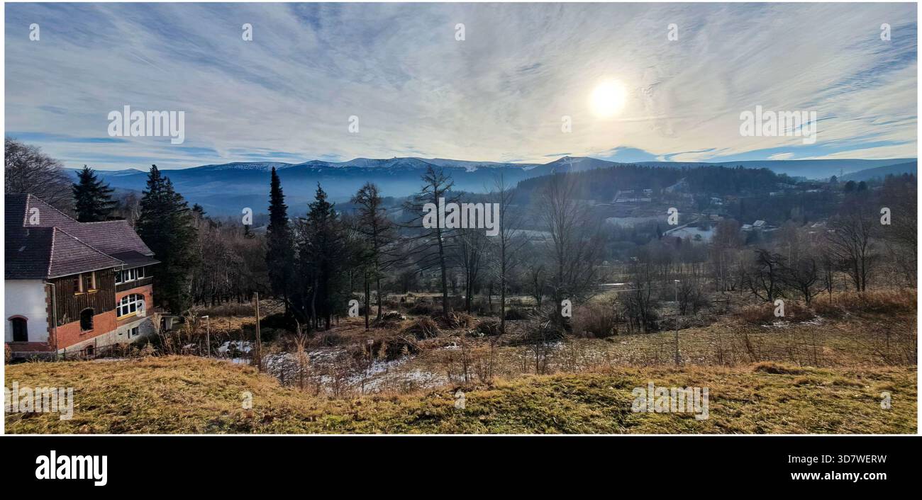 Malerische Berglandschaft mit majestätischen Gipfeln und natürlicher Schönheit Stockfoto