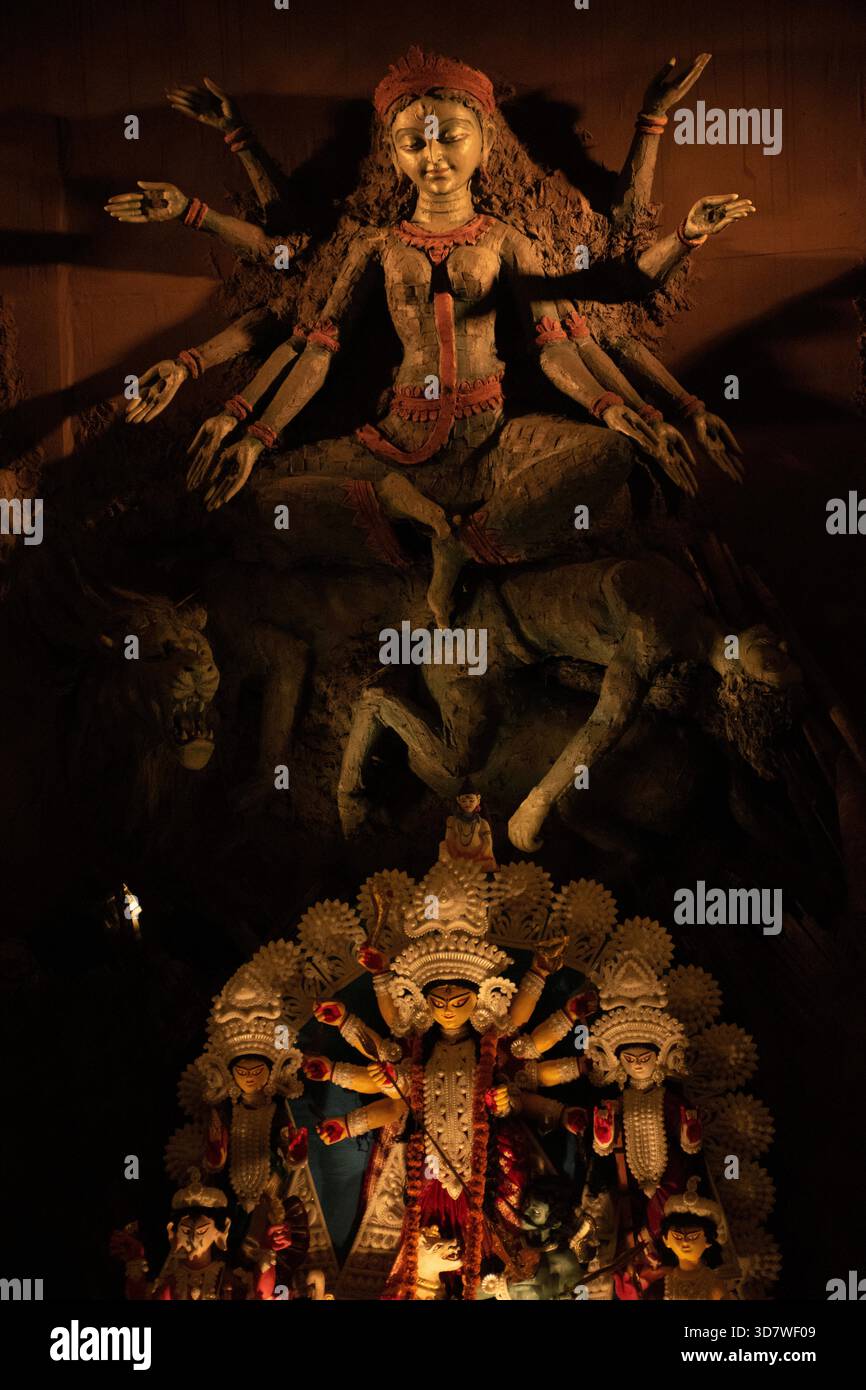 Idol der Göttin Durga in Durga Puja 2025 organisiert von Shoroshi Kunja Puja Udjapan Parishad, Patharghata, Chattogram. Stockfoto