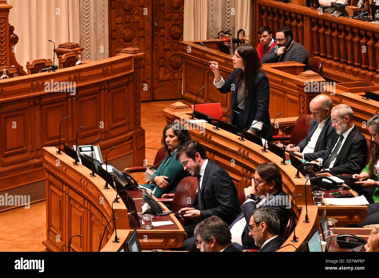Lissabon, Portugal. 27. November 2025. Mariana Mortagua, Vorsitzende des linken Blocks, bei der Schlussabstimmung über den Staatshaushalt 2026 in der Assembleia da Republica in Lissabon. Quelle: Ricardo Rocha / Alamy Live News Stockfoto