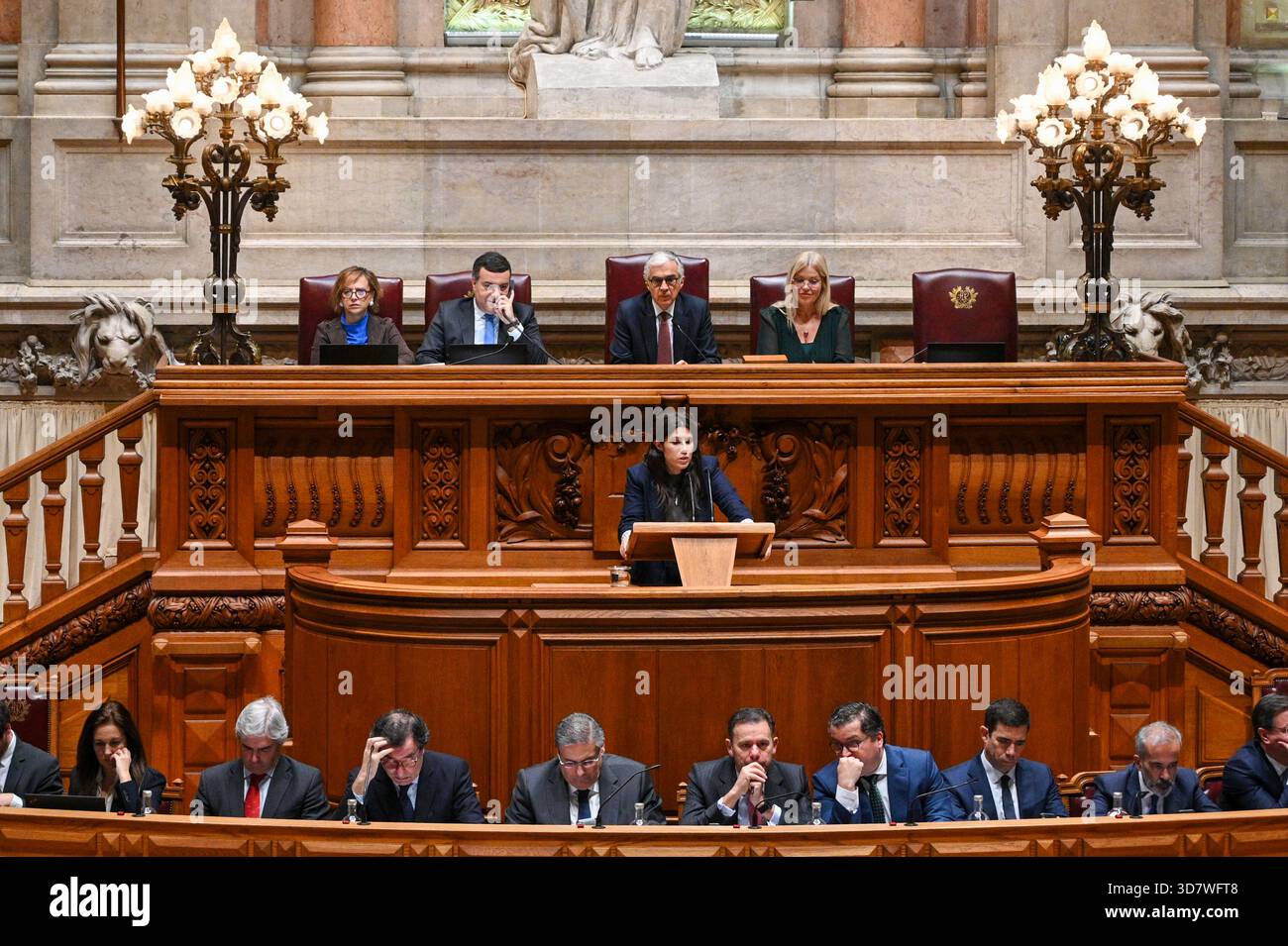 Lissabon, Portugal. 27. November 2025. Mariana Mortagua, Vorsitzende des linken Blocks, bei der Schlussabstimmung über den Staatshaushalt 2026 in der Assembleia da Republica in Lissabon. Quelle: Ricardo Rocha / Alamy Live News Stockfoto