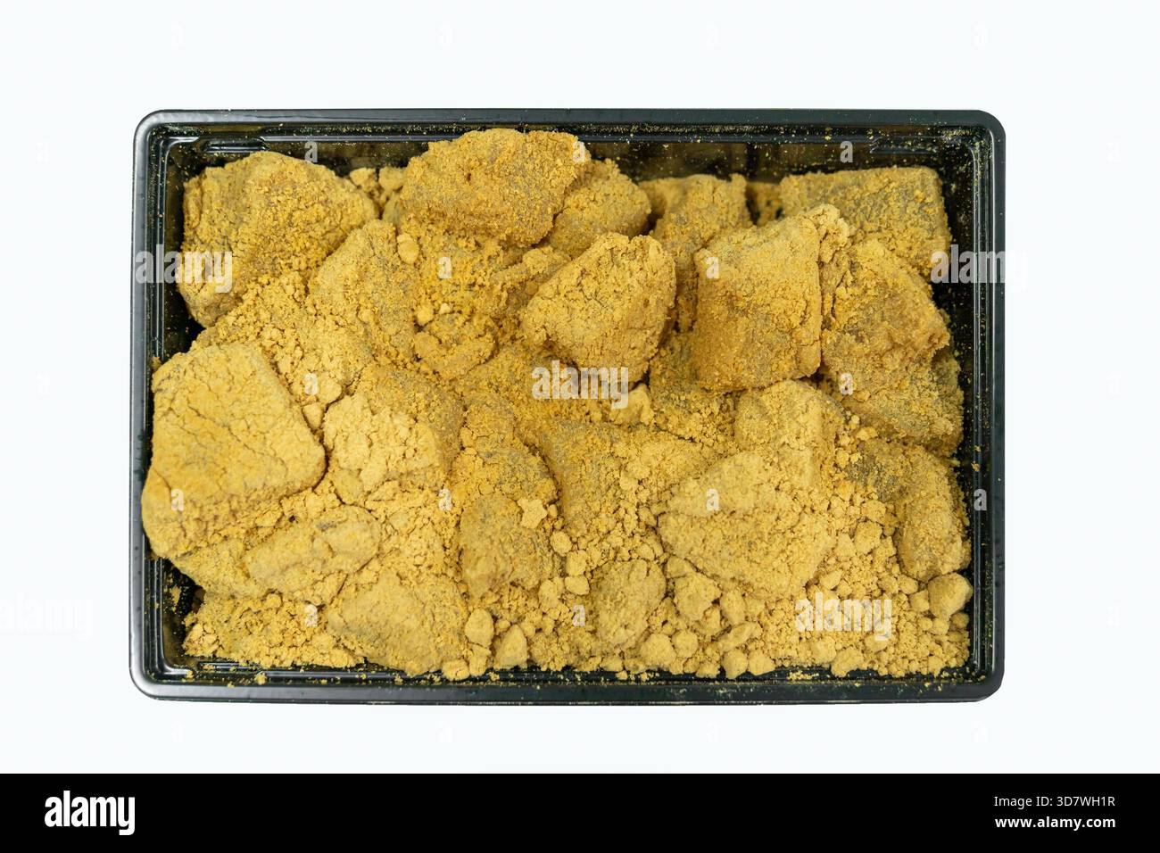 Ein Tablett aus weichem und geleeähnlichem Warabi-Mochi, großzügig mit goldenem Kinako beschichtet. Stockfoto