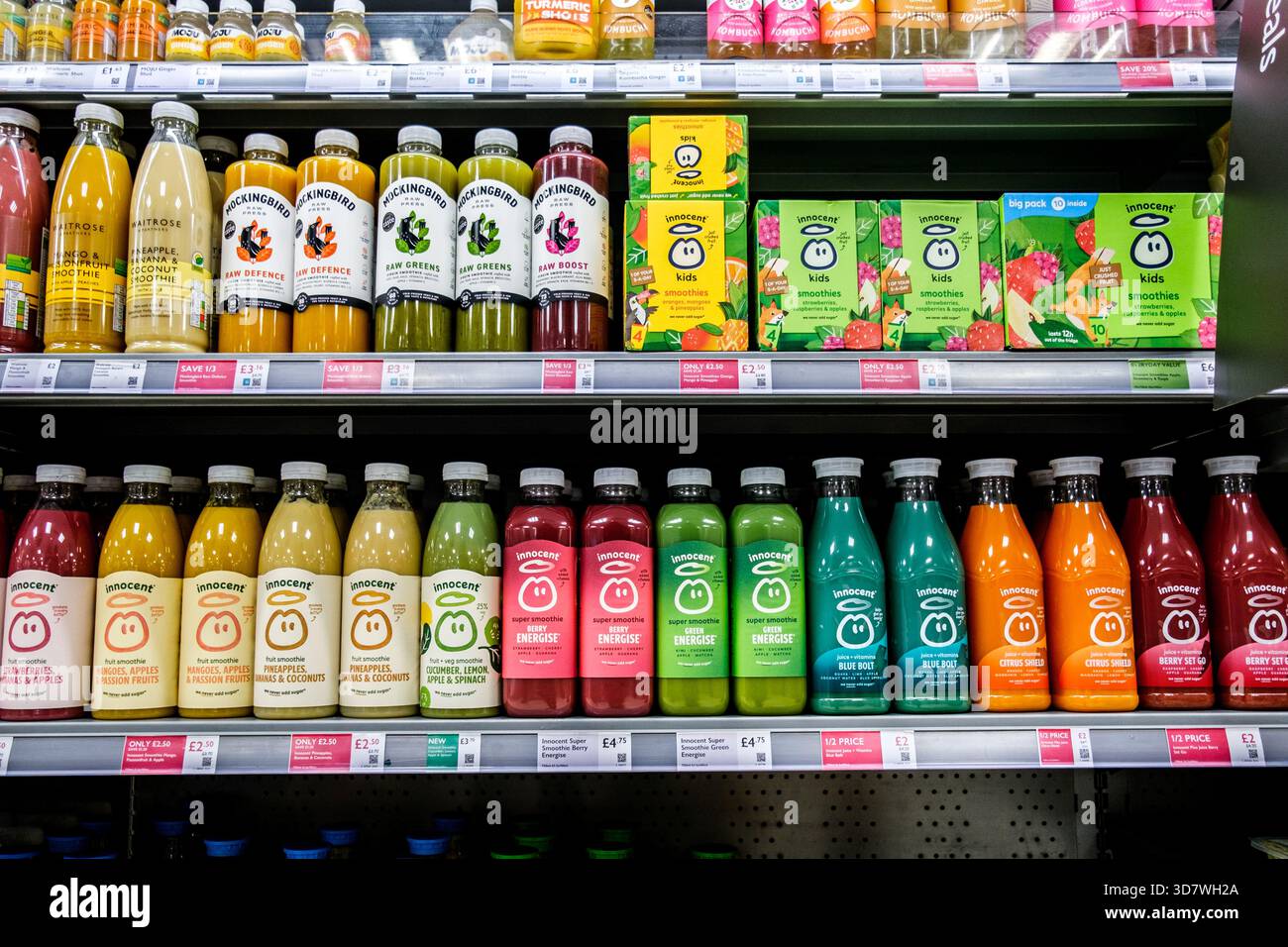 London UK, 27. November 2025, Auswahl an Smoothies mit gesundem Fruchtgeschmack im Supermarkt Stockfoto
