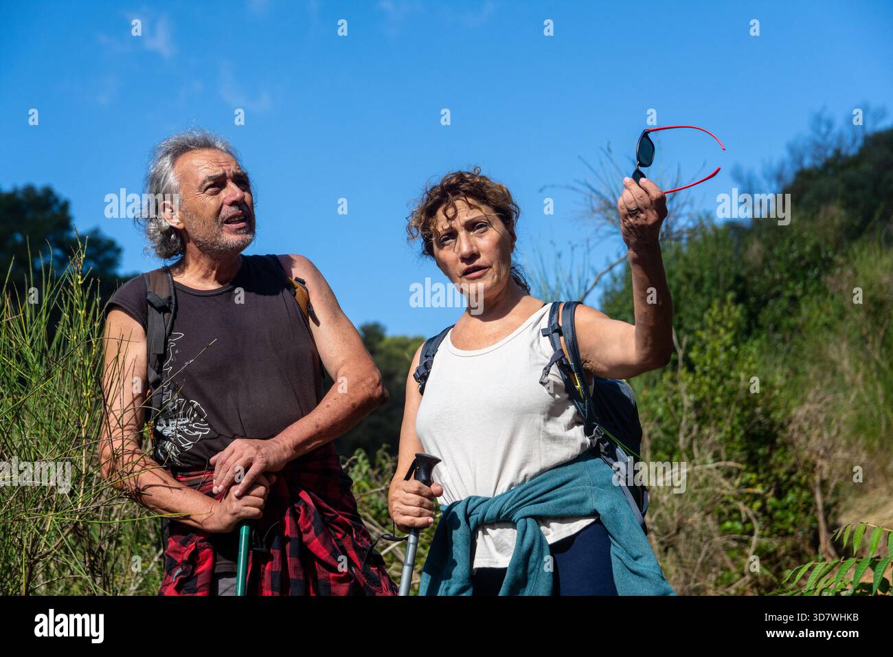 Seniorenpaar Wandern in der Natur Stockfoto