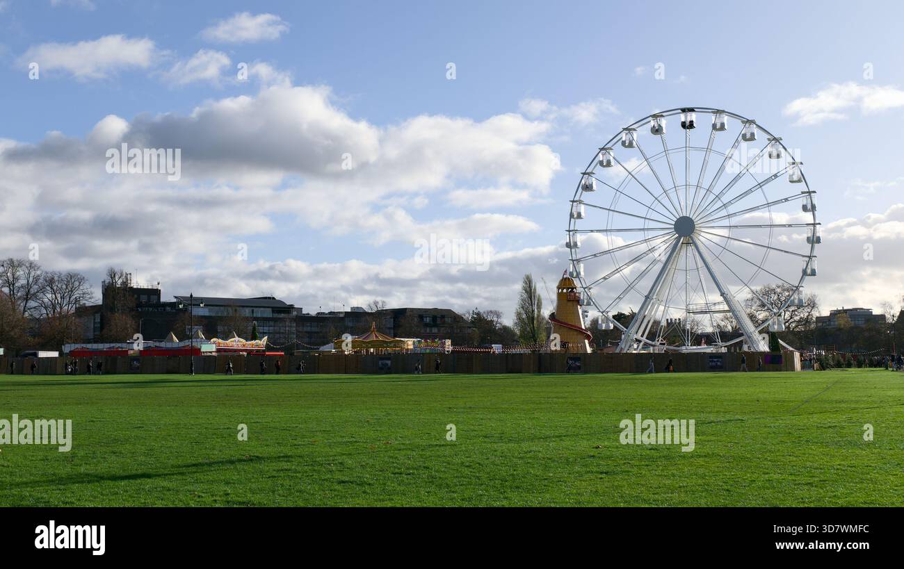 Großes Riesenrad, oder Riesenrad, in einem grünen Park für einen Weihnachtsmarkt installiert Stockfoto