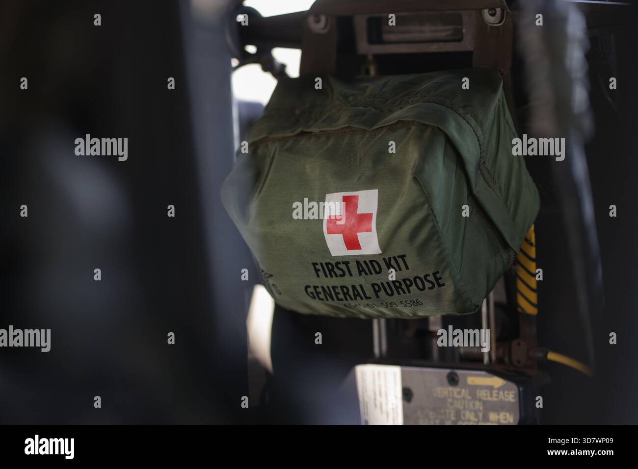 Mihail Kogalniceanu, Rumänien - 25. November 2025: Militärisches erste-Hilfe-Set in einem Sikorsky UH-60 Black Hawk Militär-Hubschrauber. Stockfoto