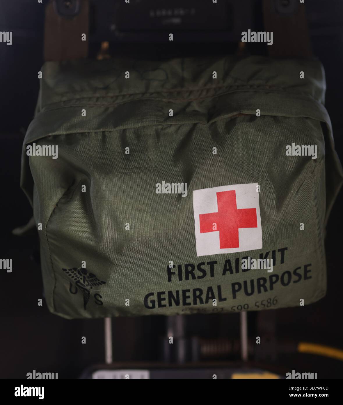 Mihail Kogalniceanu, Rumänien - 25. November 2025: Militärisches erste-Hilfe-Set in einem Sikorsky UH-60 Black Hawk Militär-Hubschrauber. Stockfoto