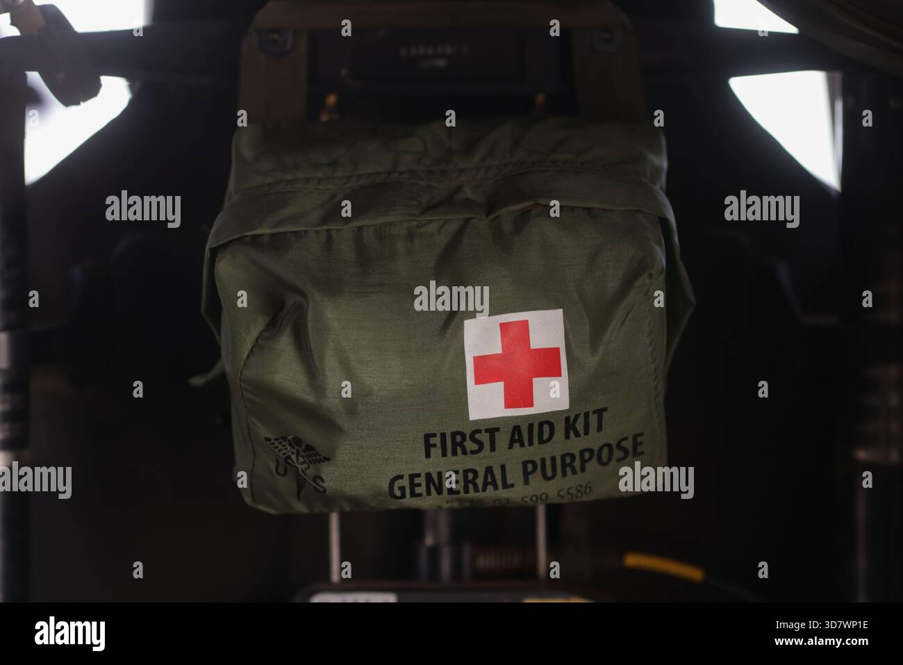 Mihail Kogalniceanu, Rumänien - 25. November 2025: Militärisches erste-Hilfe-Set in einem Sikorsky UH-60 Black Hawk Militär-Hubschrauber. Stockfoto