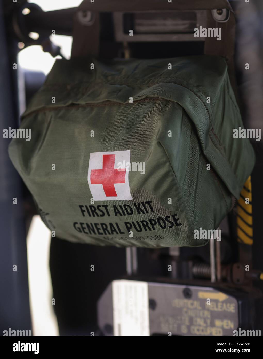 Mihail Kogalniceanu, Rumänien - 25. November 2025: Militärisches erste-Hilfe-Set in einem Sikorsky UH-60 Black Hawk Militär-Hubschrauber. Stockfoto