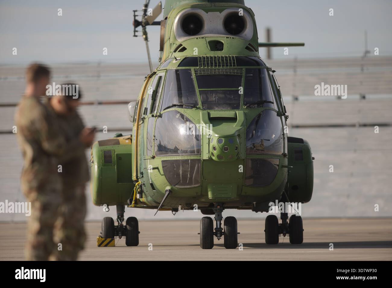 Mihail Kogalniceanu, Rumänien - 25. November 2025: Soldaten der US-Armee in der Nähe eines rumänischen Militärhubschraubers IAR Puma. Stockfoto