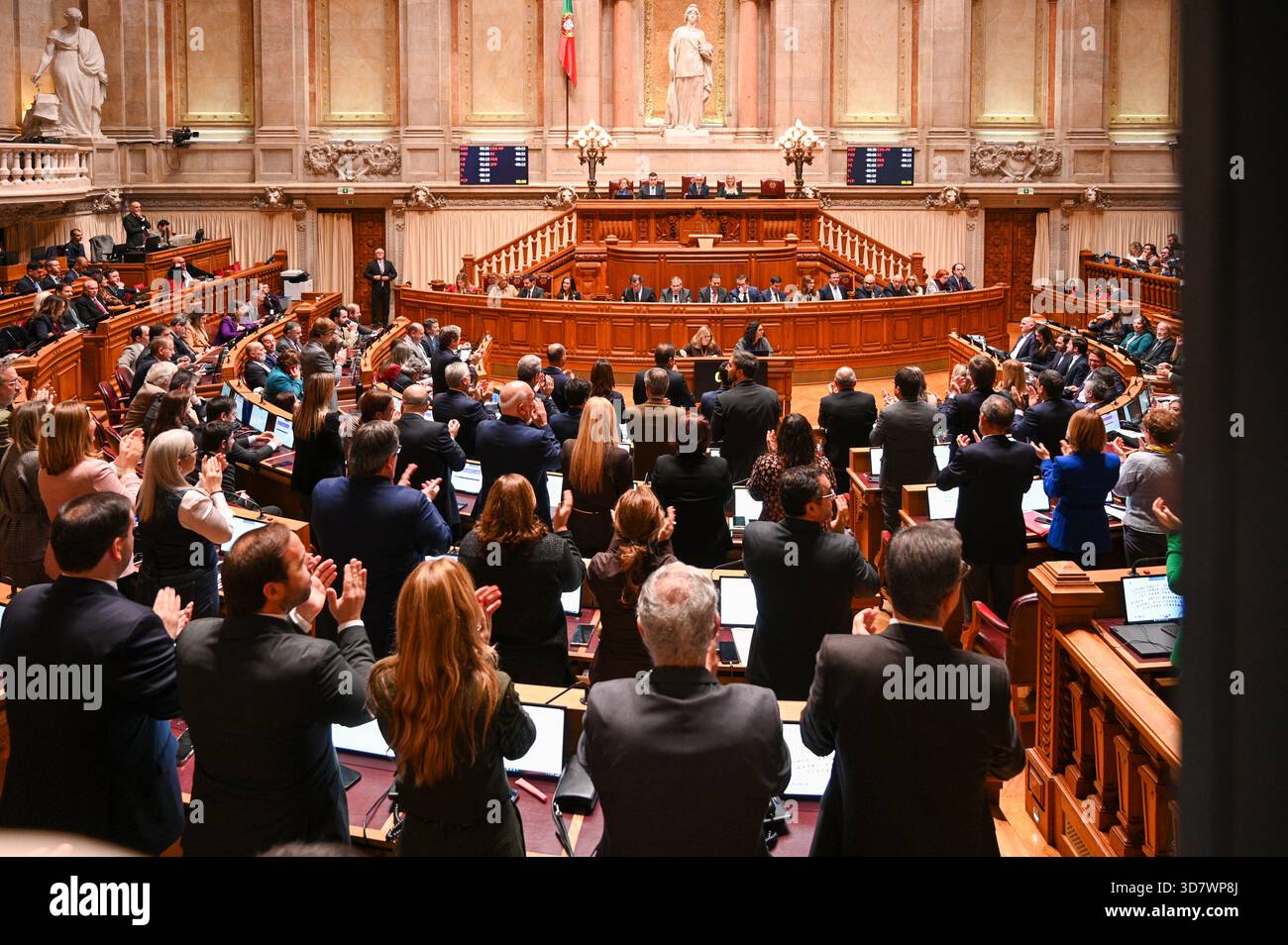 Lissabon, Portugal. 27. November 2025. Der portugiesische Minister für parlamentarische Angelegenheiten, Carlos Abreu Amorim, spricht während der Plenartagung zur Schlussabstimmung über den Staatshaushalt 2026 in der Assembleia da Republica in Lissabon. Quelle: Ricardo Rocha / Alamy Live News Stockfoto