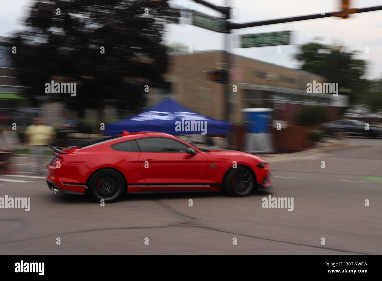 Roter Mustang Fährt Schnell Stockfoto