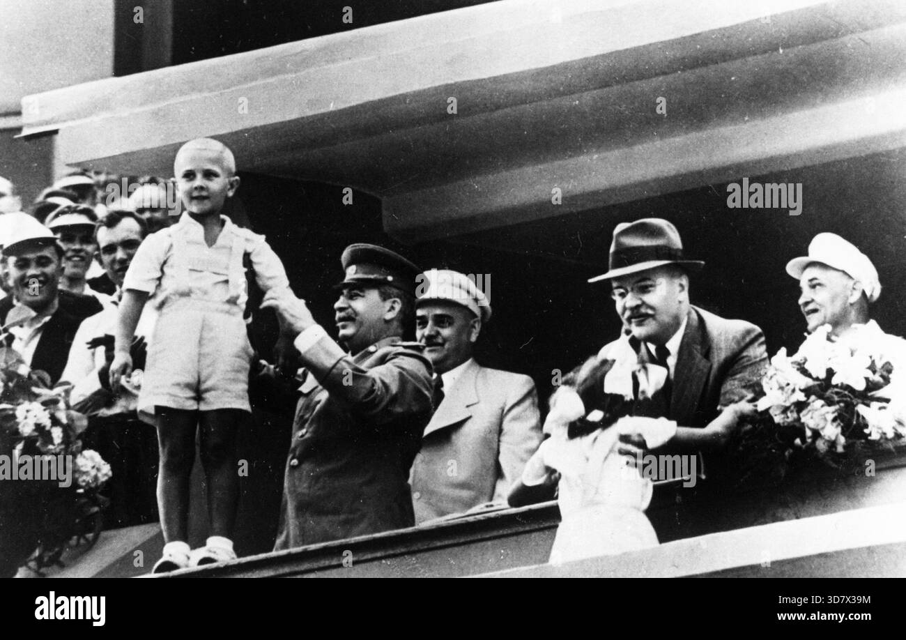 21 Luglio 1946 Mosca Archivio Storico Olycom/Lapresse Iosif Vissarionovic Stalin, (Gori, 18 dicembre 1878 – Mosca, 5 marzo 1953), è stato un rivoluzionario, politico e militare sovietico che governò l'Unione Sovietica dopo la morte di Lenin, reggendo la carica di segretario generale del PCUS dal 1922 sutta durò 1953. Georgiano di umili origini, Stalin visse una giovinezza avventurosa come attivista rivoluzionario socialista, prima di take un ruolo importante di dirigente all'interno della fazione bolscevica del Partito Operaio Socialdemocra Stockfoto