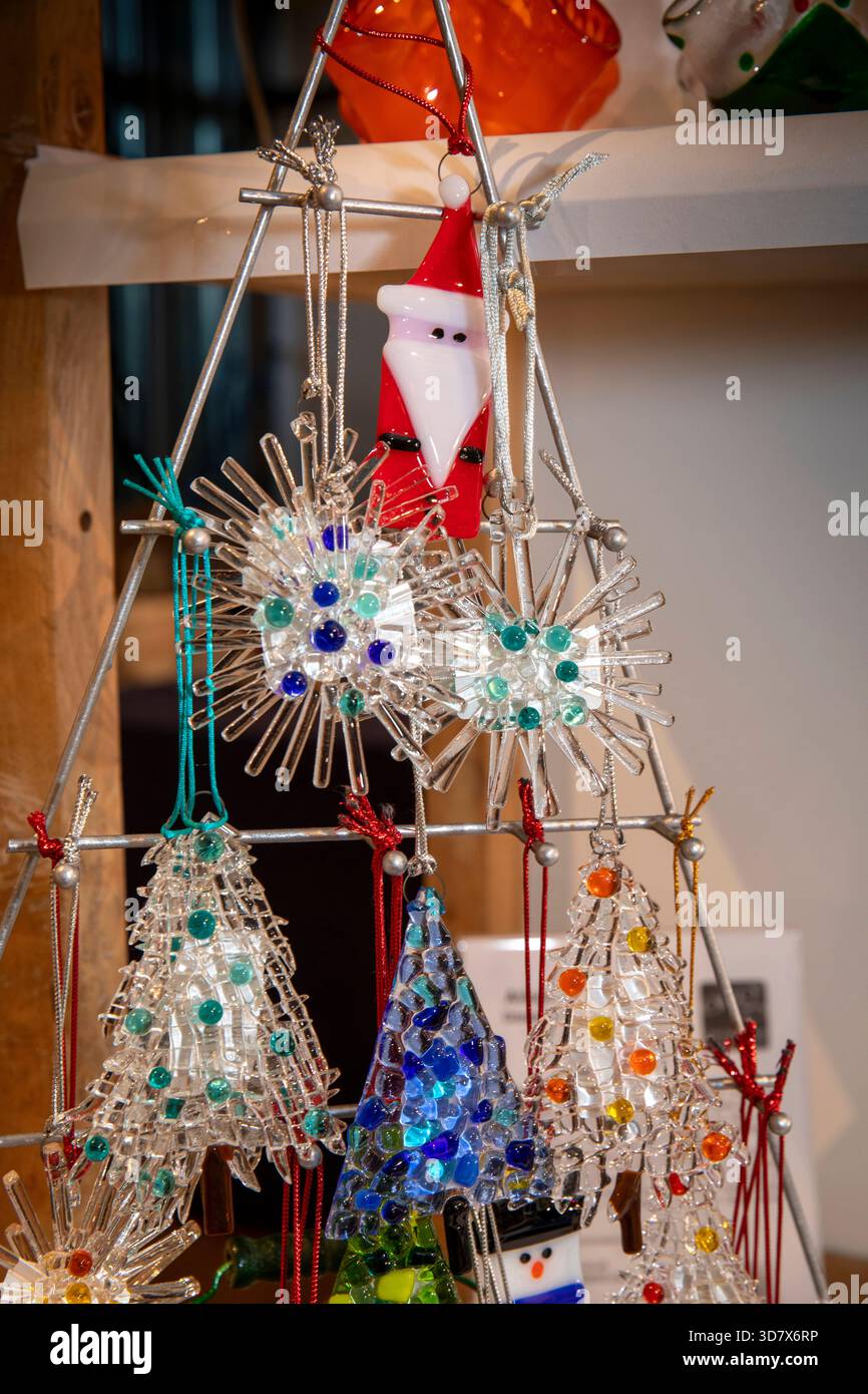 Großbritannien, England, Oxfordshire, Woodstock, Park Street, Oxfordshire Museum, Christmas Crafts Guild Ausstellung, Alison Blanchards Glasbaumschmuck Stockfoto