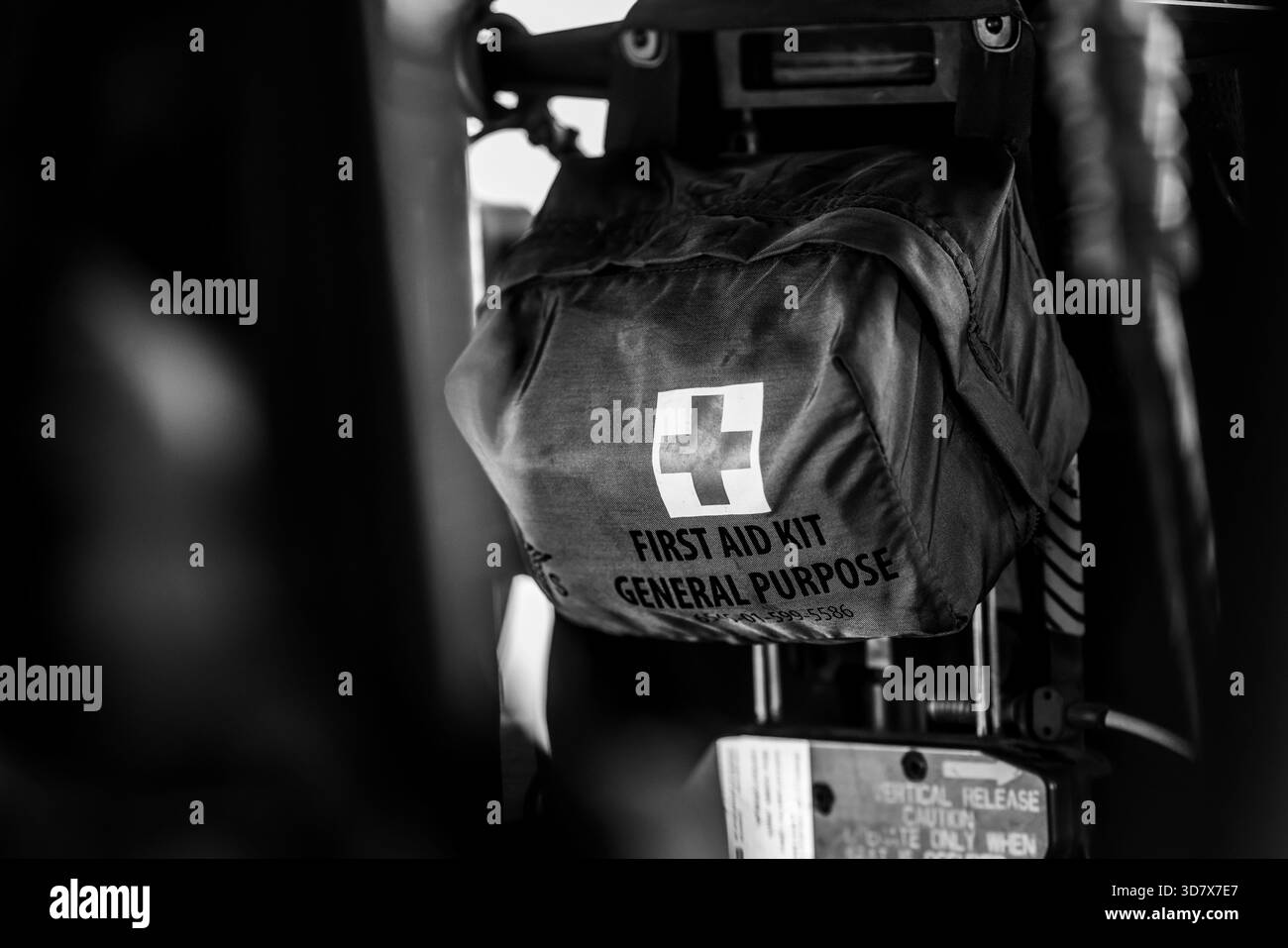 Mihail Kogalniceanu, Rumänien - 25. November 2025: Militärisches erste-Hilfe-Set in einem Sikorsky UH-60 Black Hawk Militär-Hubschrauber. Stockfoto