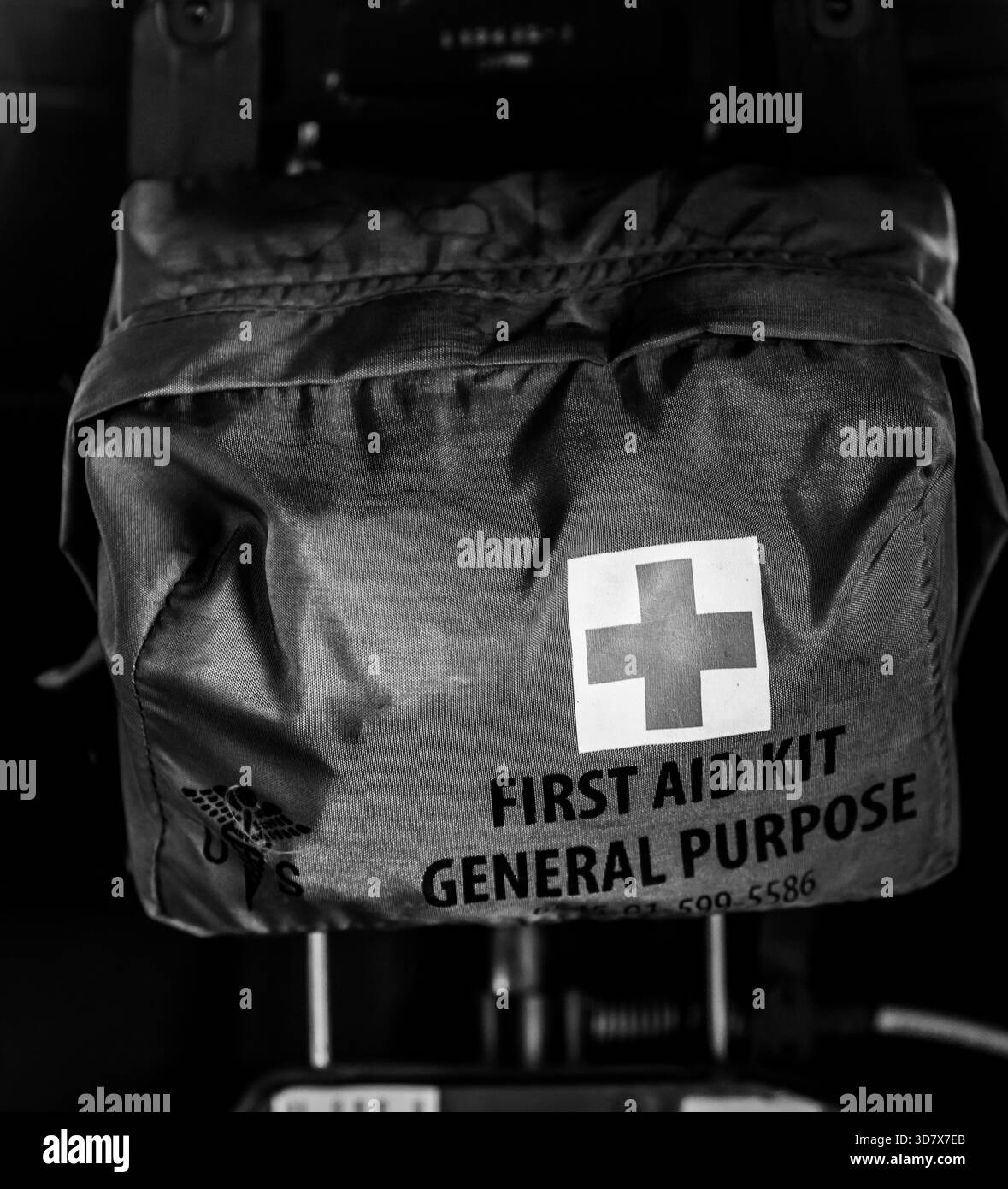 Mihail Kogalniceanu, Rumänien - 25. November 2025: Militärisches erste-Hilfe-Set in einem Sikorsky UH-60 Black Hawk Militär-Hubschrauber. Stockfoto