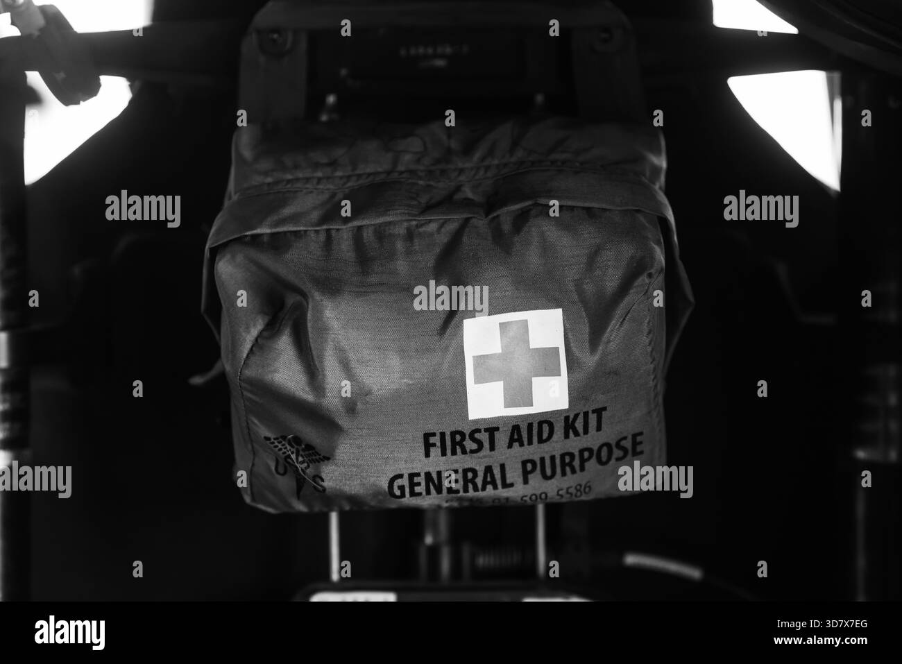 Mihail Kogalniceanu, Rumänien - 25. November 2025: Militärisches erste-Hilfe-Set in einem Sikorsky UH-60 Black Hawk Militär-Hubschrauber. Stockfoto