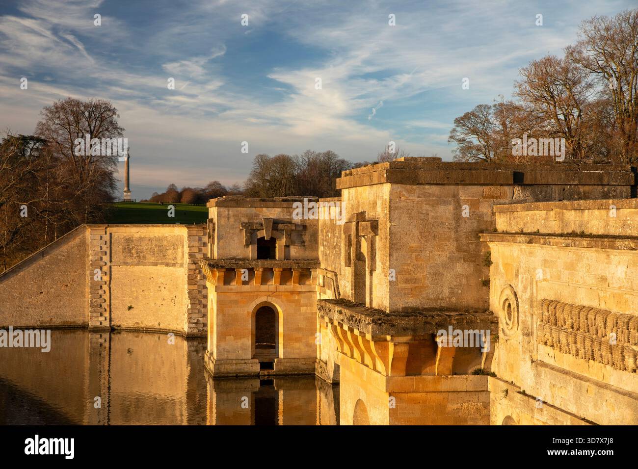 Großbritannien, England, Oxfordshire, Woodstock, Blenheim Palace at Christmas, Gardens, Vanbrugh’s Great Bridge over Great Lake, Licht am späten Nachmittag Stockfoto