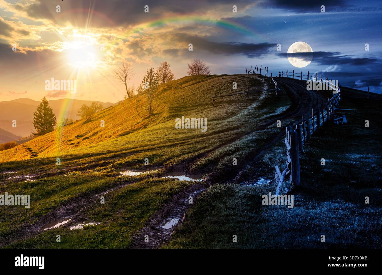 Holzzaun in der Nähe der Feldstraße durch den grasbewachsenen Hügel im Frühjahr. Tag- und Nachtzeitwechsel. Wunderschöne Naturlandschaft von Bergregionen Stockfoto