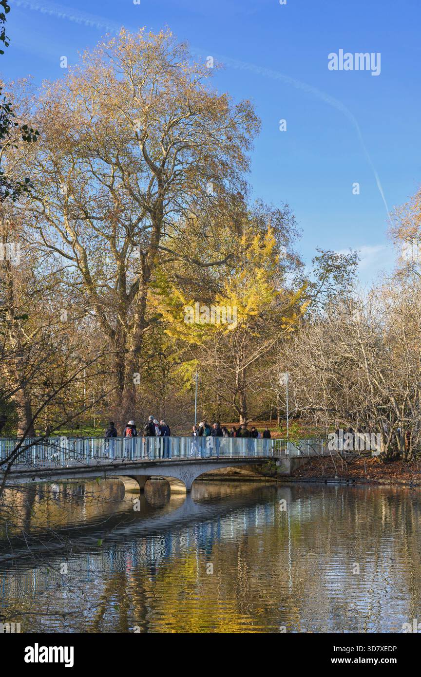 Fußgängerbrücke über den See im Spätherbst St James's Park London England Großbritannien Stockfoto