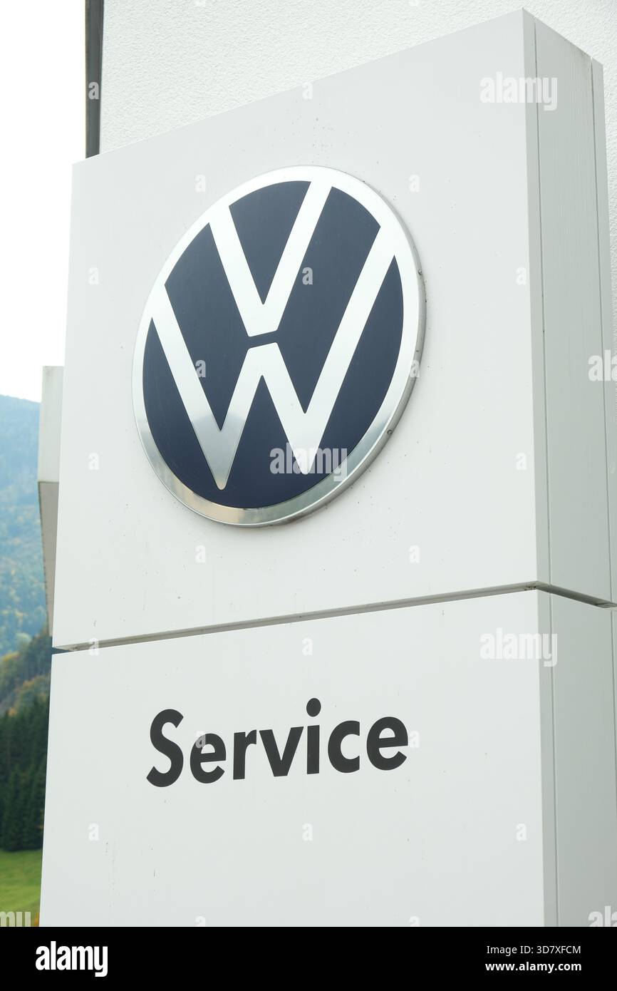 Volkswagen Serviceschild. 12. Oktober 2025, Lunz am See, Österreich. Stockfoto
