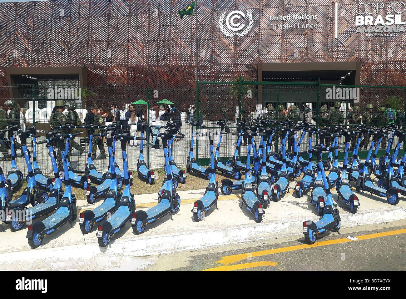 Belém, Brasilien, 19. November 2025. Elektrische Roller können in der Stadt Belém, nördliche Region Brasiliens, gemietet werden. Stockfoto