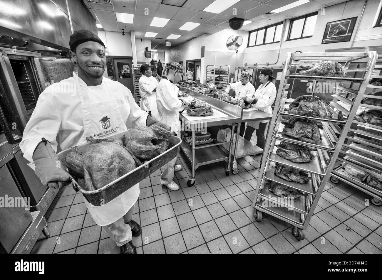 Das Küchenpersonal im Pine Street Inn bereitet fast 70 Thanksgiving-Truthühner zu. Das Pine Street Inn, New Englands größtes Obdachlosenheim, serviert am Thanksgiving Day mehr als 1.500 Mahlzeiten für obdachlose Männer und Frauen. (Rick Friedman) Stockfoto