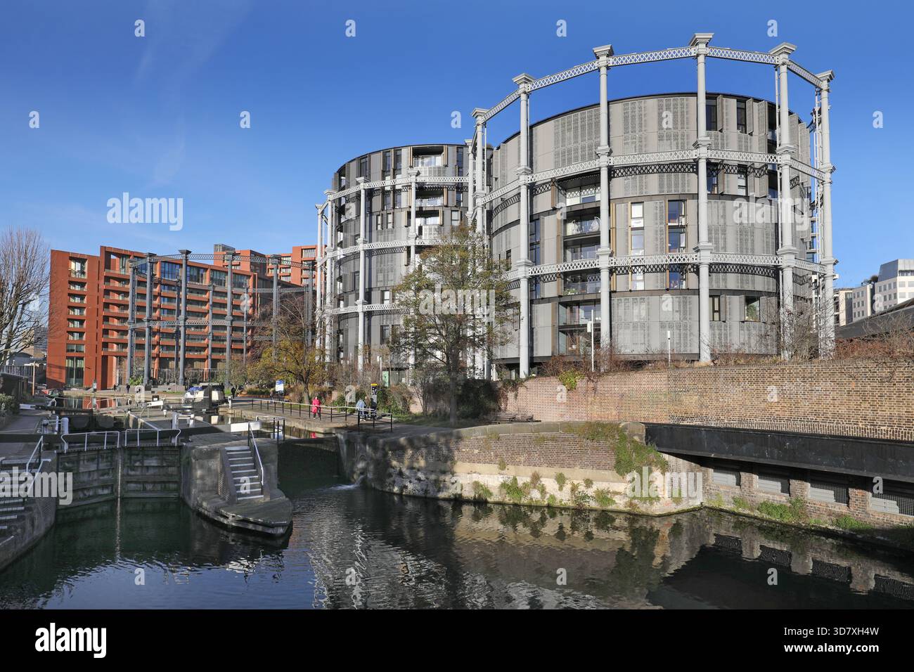 Umgebaute viktorianische Gasometer-Gebäude im Gasholder Park, Kings Cross, London, Großbritannien. Kreisförmige Wohnblöcke wurden innerhalb der alten Rahmen gebaut. Stockfoto
