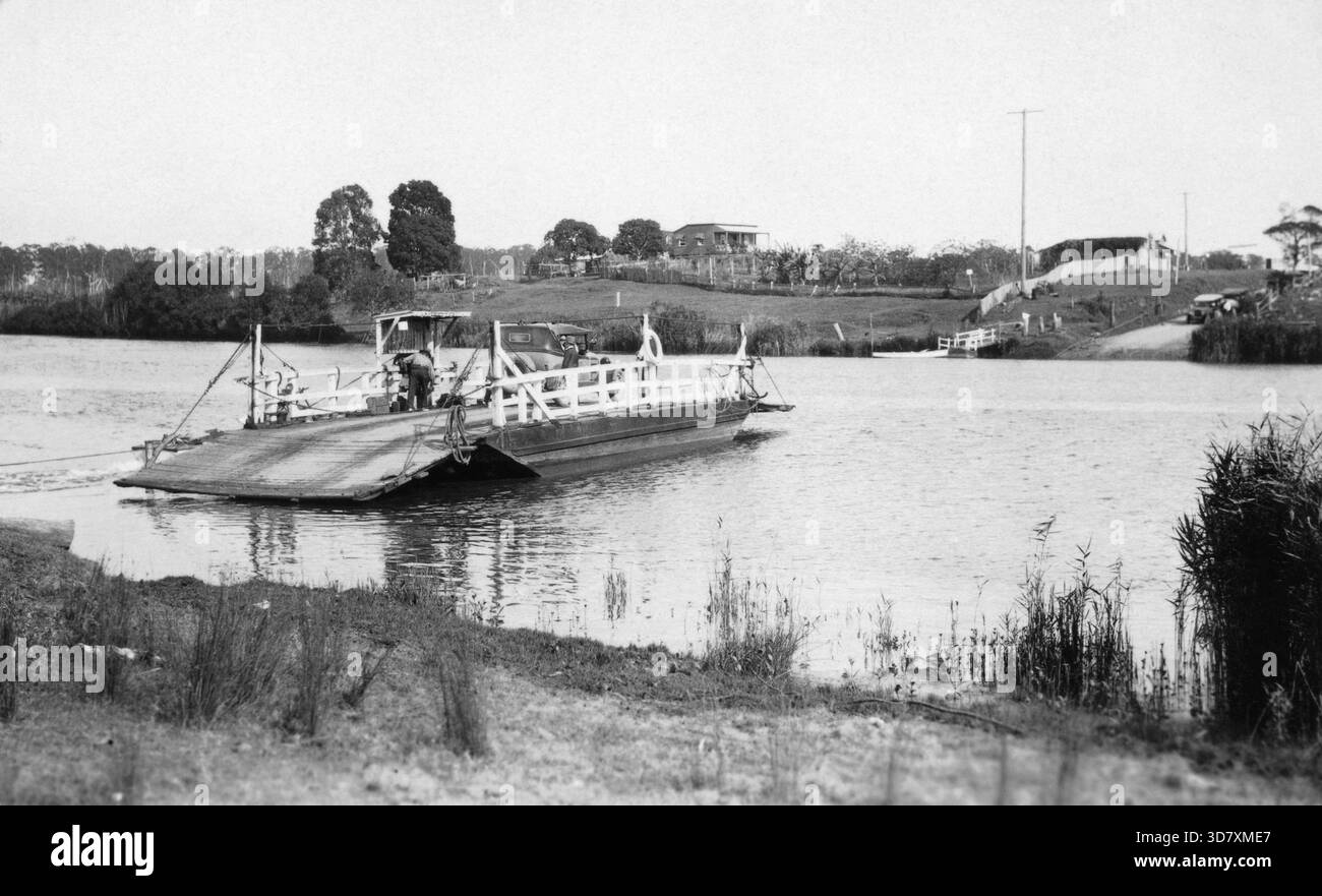 Loganholme Ferry, 1929. Weitere Informationen: Erstmals 1867 wurde eine Fähre über den Logan River gebaut, bis 1931 die Loganholme Bridge eröffnet wurde. Stockfoto