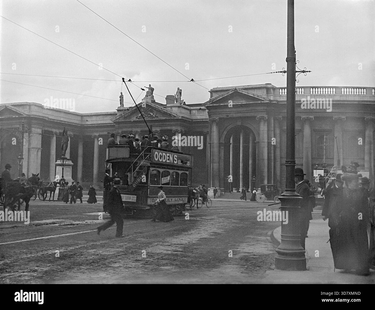 Das Parlament (irisch: Zehnte na Parlaiminte) in Dublin, Irland, war Sitz des irischen Parlaments und beherbergt seit 1803 die Bank of Ireland. Es war das weltweit erste zweckgebaute zweikammerparlamentenhaus. Es befindet sich am College Green. (Wikipedia) Stockfoto