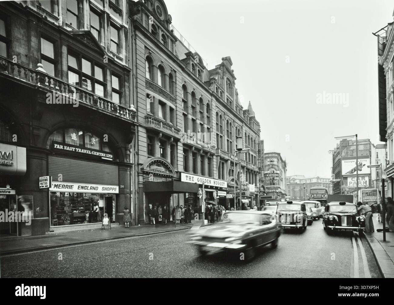 12-26 Shaftesbury Avenue, London Borough of Westminster: Blick auf Piccadilly Circus, Taxi, Verkehr, 1973. Stockfoto