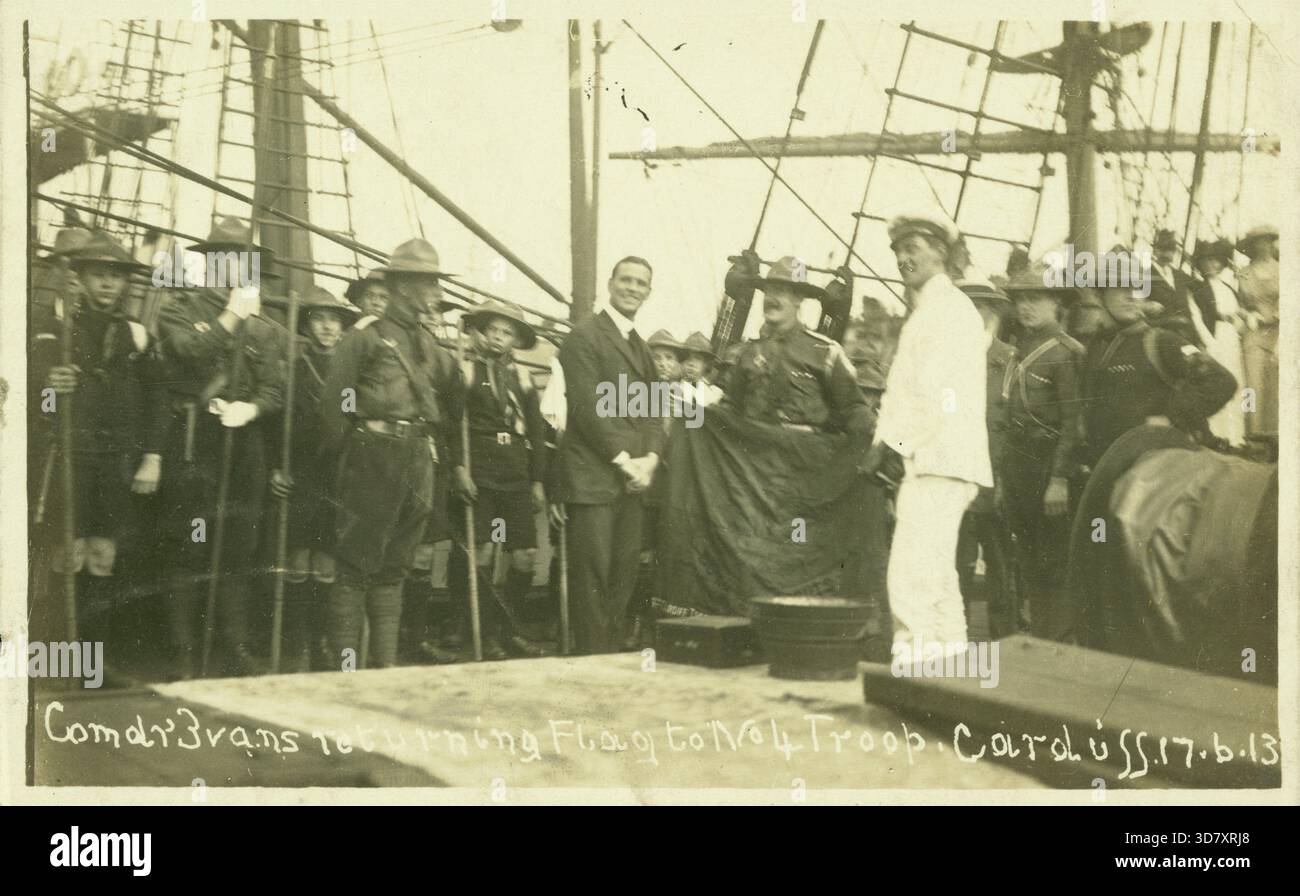 Postkarte mit der „Comdr Evans Returning Flag to No.4 Truppe“ an Bord der Terra Nova, 17. Juni 1913 in Cardiff. Obwohl sie zur Zeit der Expedition von Captain Scott fast dreißig Jahre alt war, wurde die Terra Nova wegen ihrer Eignung für die Arbeit im antarktischen Eis ausgewählt. Ihre Balken waren 14 Zoll dick, ihre Bögen waren 9 Fuß aus massivem Holz, und ihr Stiel war mit Eisenüberzug umhüllt. Stockfoto