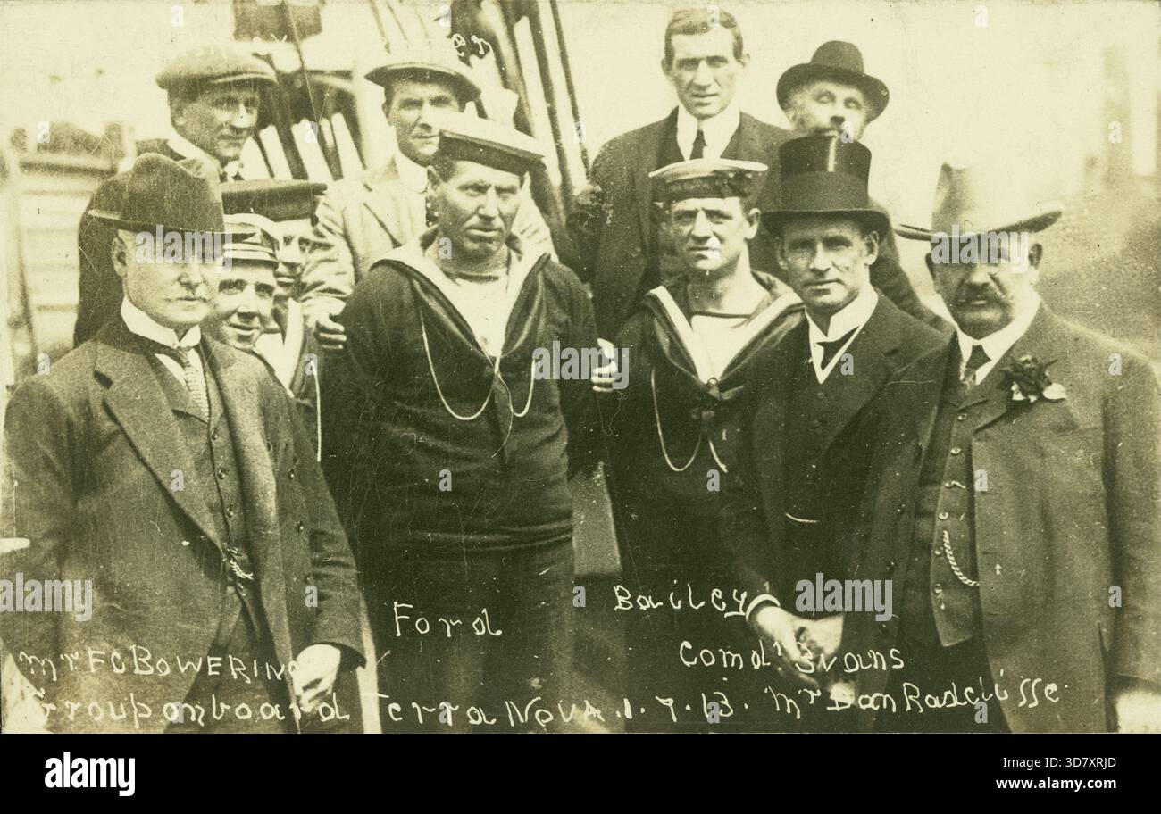 Postkarte mit "Gruppe an Bord Terra Nova". F.C.Bowering, Ford, Bailey, Cmmdr.Evans und Dan Radcliffe, 1. Juli 1913. Obwohl zur Zeit der Expedition von Captain Scott fast dreißig Jahre alt, wurde Terra Nova wegen ihrer Eignung für die Arbeit im antarktischen Eis ausgewählt. Ihre Balken waren 14 Zoll dick, ihre Bögen waren 9 Fuß aus massivem Holz, und ihr Stiel war mit Eisenüberzug umhüllt. Stockfoto