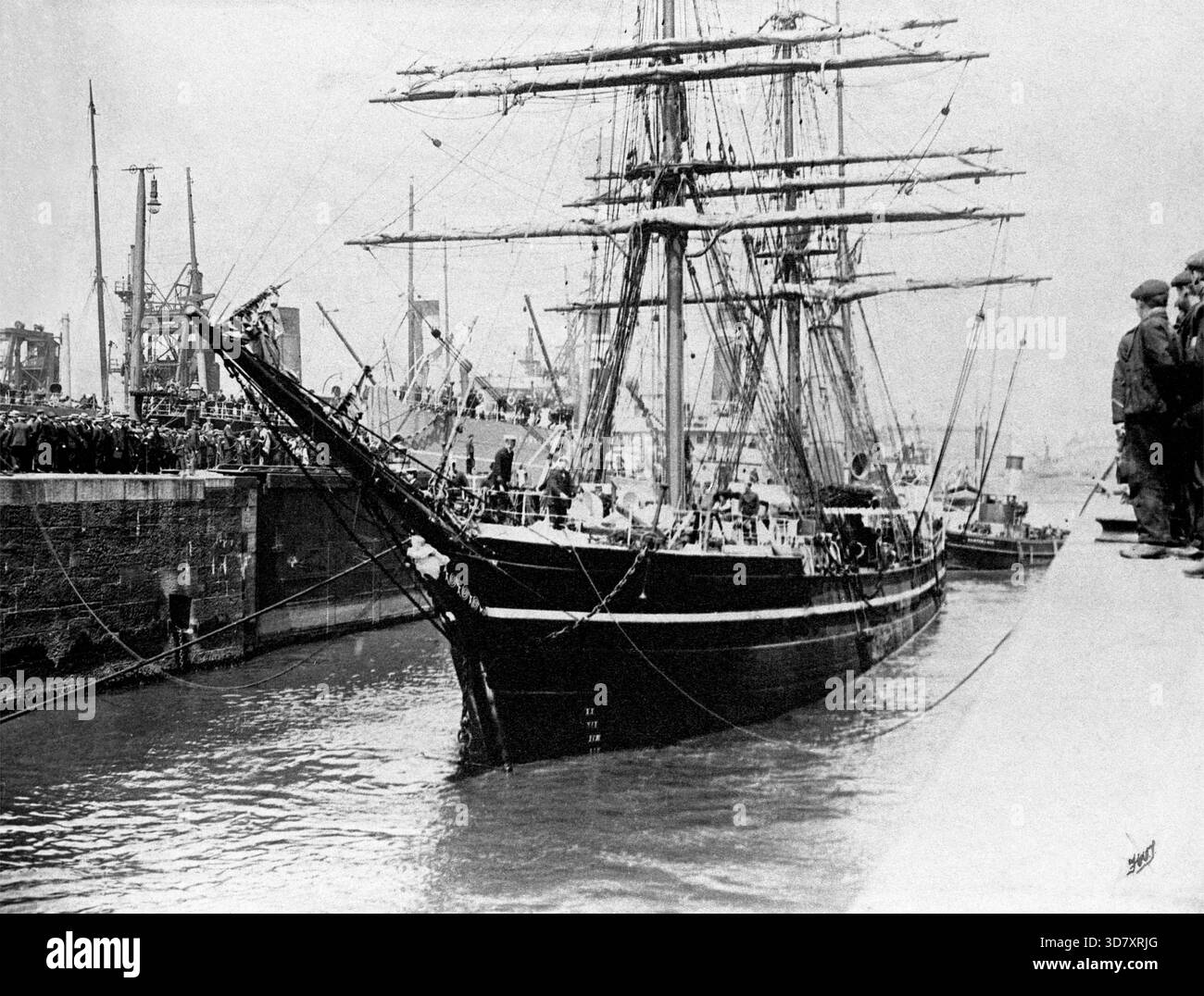 Terra Nova erreichte die Cardiff Docks, als sie am 14. Juni 1913 nach Cardiff zurückkehrte. Obwohl sie zur Zeit der Expedition von Captain Scott fast dreißig Jahre alt war, wurde sie wegen ihrer Eignung für die Arbeit im antarktischen Eis ausgewählt. Ihre Balken waren 14 Zoll dick, ihre Bögen waren 9 Fuß aus massivem Holz, und ihr Stiel war mit Eisenüberzug umhüllt. Stockfoto