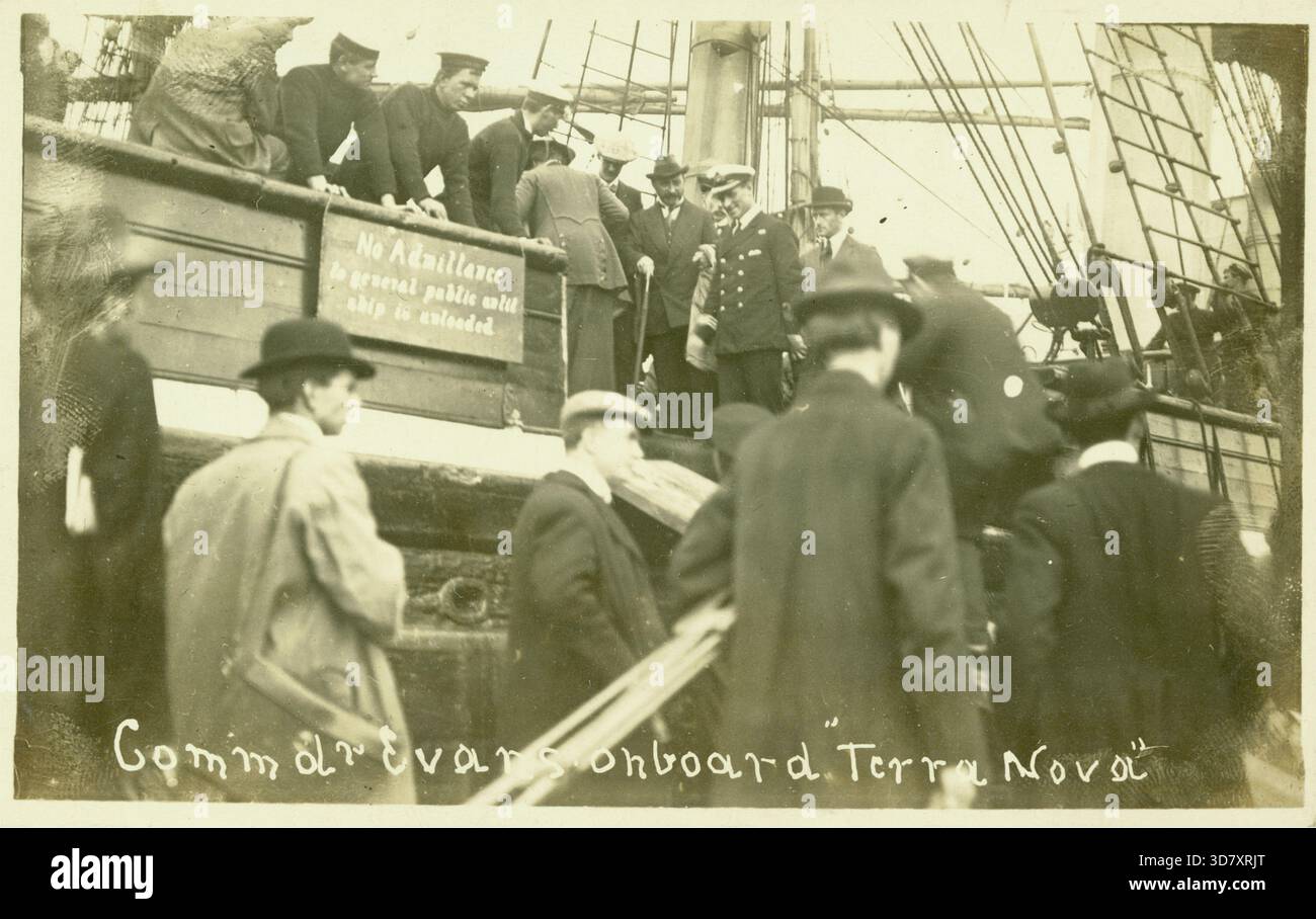 Postkarte mit „Commdr. Evans an Bord der Terra Nova. Obwohl zur Zeit der Expedition von Captain Scott fast dreißig Jahre alt, wurde Terra Nova wegen ihrer Eignung für die Arbeit im antarktischen Eis ausgewählt. Ihre Balken waren 14 Zoll dick, ihre Bögen waren 9 Fuß aus massivem Holz, und ihr Stiel war mit Eisenüberzug umhüllt. Stockfoto
