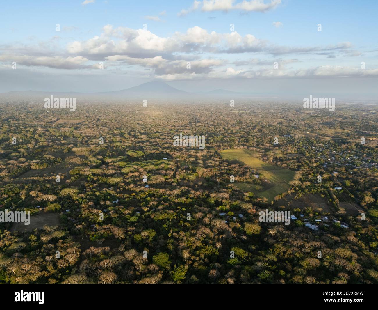 Grünes tropisches Tal mit mombacho Vulkan auf blauem Himmel Hintergrund Stockfoto