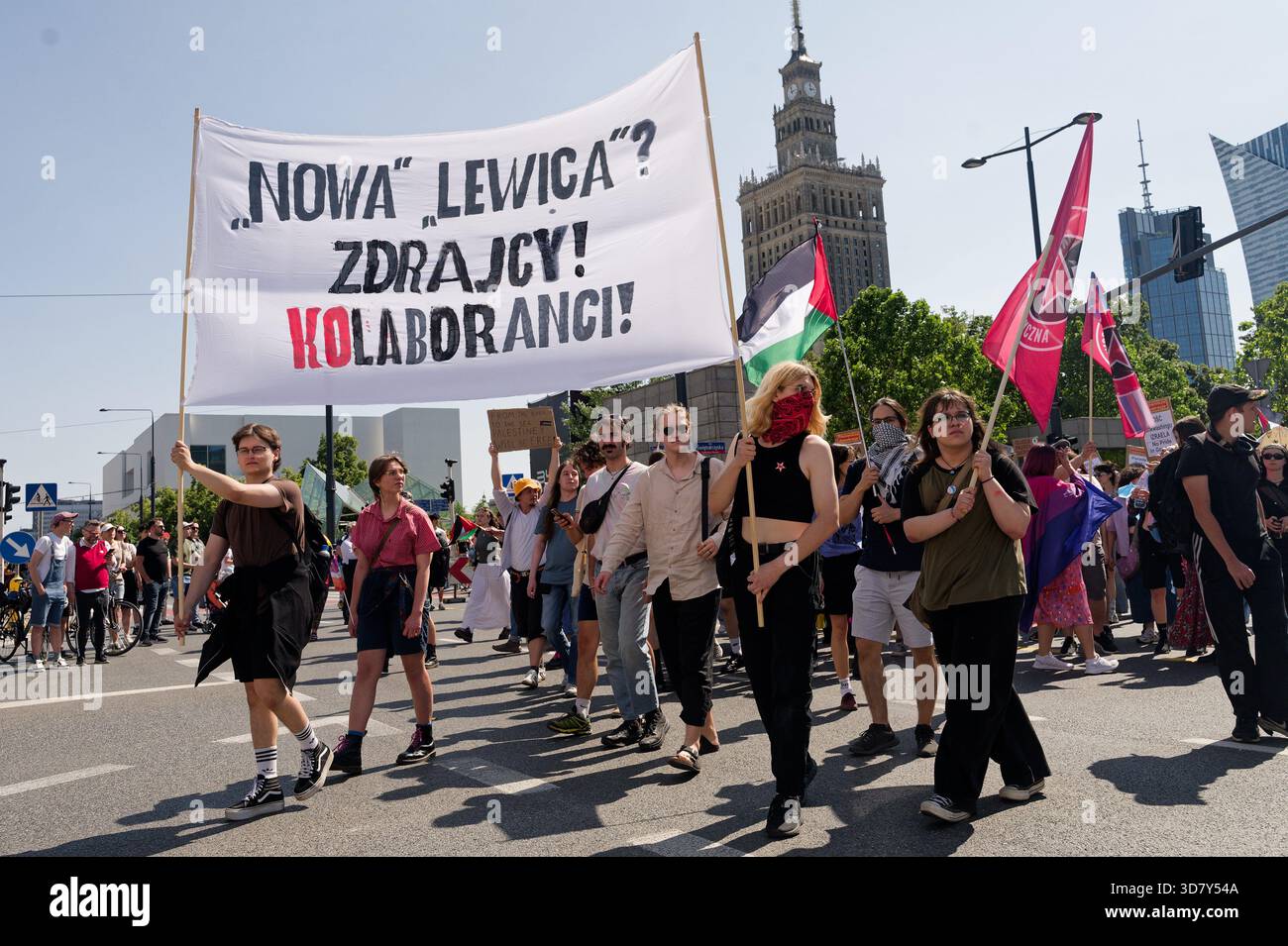 Demonstranten marschieren durch eine Stadtstraße mit einem großen Banner, in dem sie während des Warschauer Pride (Parada Równości) Verräter der politischen Partei Nowa Lewica nennen. Stockfoto