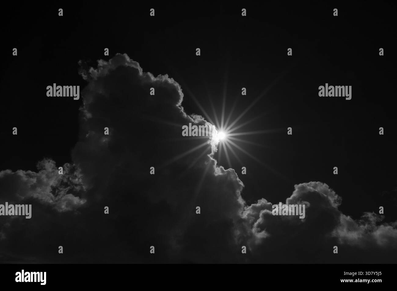 Wolken mit Sonnenstrahlen über dem Atlantik in Finistère, Bretagne Frankreich Stockfoto
