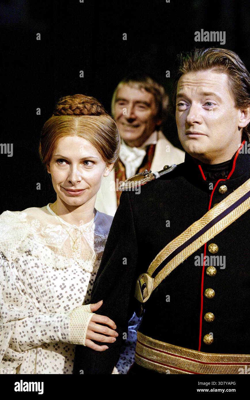 l-r: Lucy Whybrow (Tatiana), John Carlisle (Alexander Bakunin), Douglas Henshall (Michael Bakunin) an DER KÜSTE VON UTOPIA - REISE von Tom Stoppard im Olivier Theatre, National Theatre (NT), London SE1 03/08/2002 Musik: Steven EDIS Design: William Dudley Beleuchtung: David Hersey Bewegung: David Bolger Regie: Trevor Nunn Stockfoto