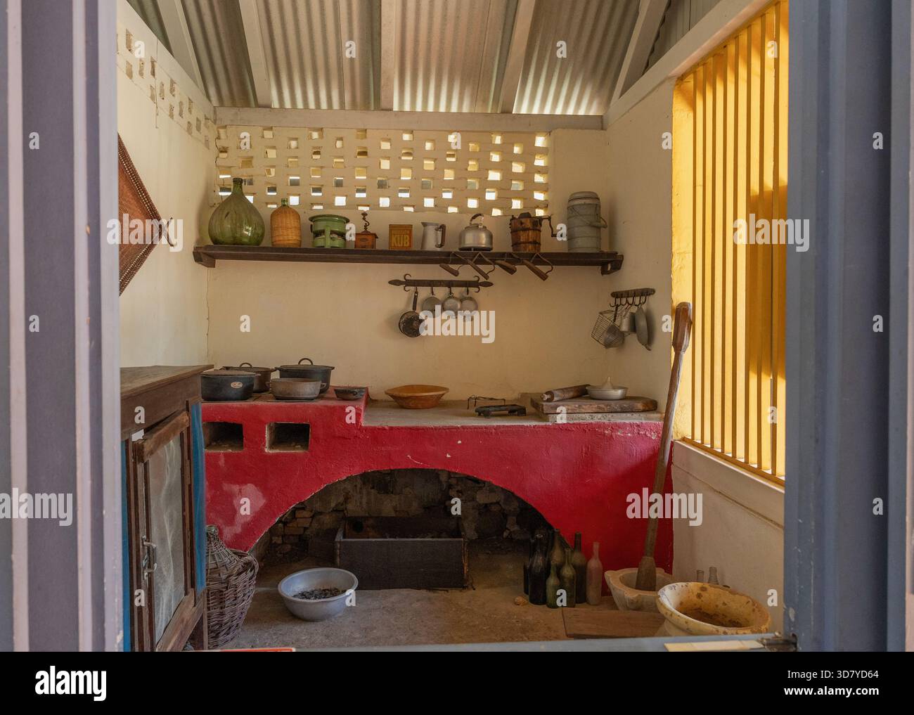Die restaurierte Küche in einem kreolischen Haus, das zum Museum der guayanischen Kulturen in Cayenne, Französisch-Guayana, einem Departement Frankreichs in Südamerika wurde. Stockfoto