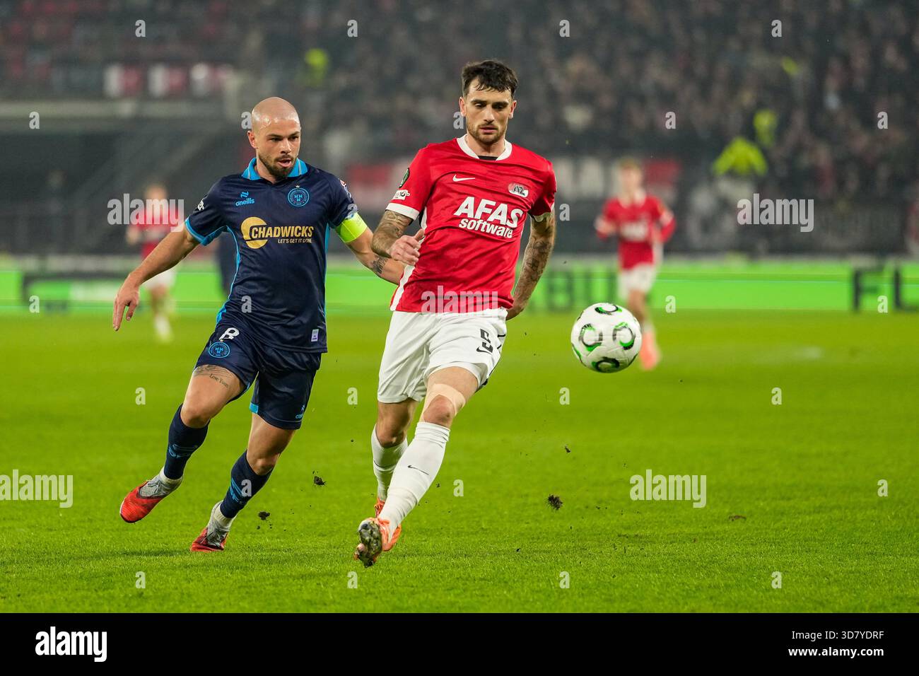 Alkmaar, Niederlande. November 2025. ALKMAAR, NIEDERLANDE - 27. NOVEMBER: Troy Parrott von AZ Alkmaar kämpft am 27. November 2025 im AFAS Stadion in Alkmaar gegen Mark Coyle von Shelbourne FC während des Phase MD4-Spiels der UEFA Conference League 2025/26 League um den Besitz. (Foto von Ed van de Pol/Orange Pictures) Credit: Orange Pics BV/Alamy Live News Stockfoto