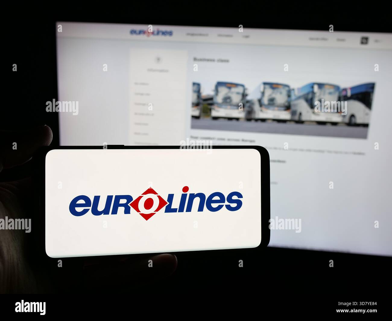 Stuttgart, Deutschland - 18.11.2025: Person, die ein Smartphone mit dem Logo des Intercity-Busdienstes Eurolines auf dem Bildschirm vor der Website hält. Stockfoto