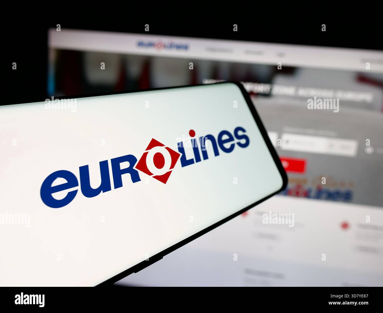 Stuttgart, Deutschland - 18.11.2025: Smartphone mit Logo des Intercity-Busdienstes Eurolines auf dem Bildschirm vor der Website. Stockfoto