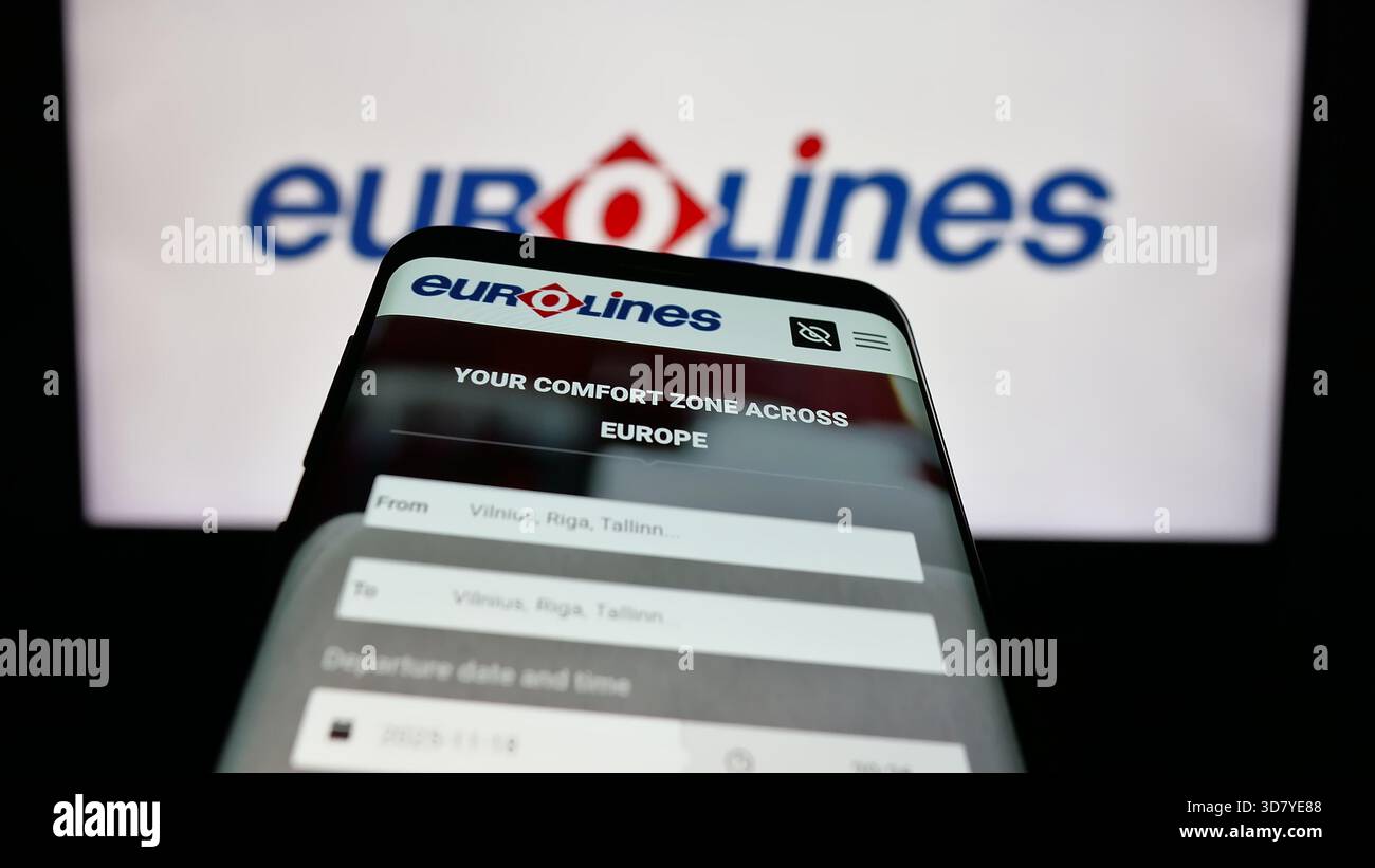 Stuttgart, Deutschland - 18.11.2025: Mobiltelefon mit Website des Intercity-Busdienstes Eurolines auf dem Bildschirm vor dem Logo. Stockfoto